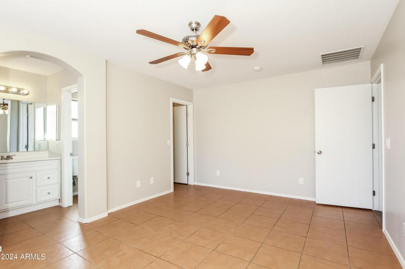 022-photo-primary-bedroom-11963971