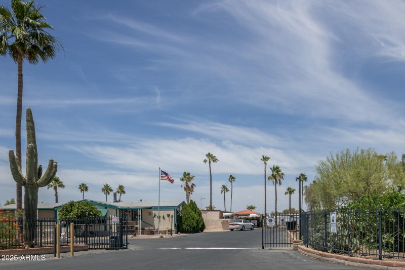 Safari MHP 2 Entrance