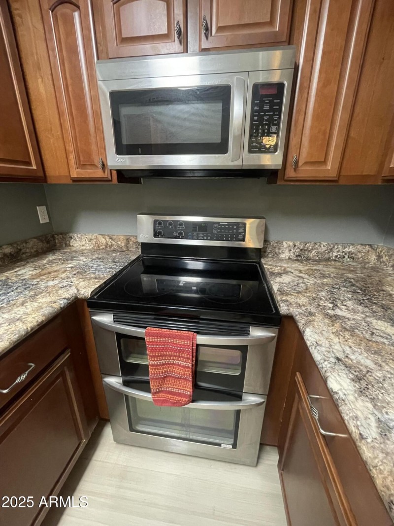 Kitchen- well kept appliances.