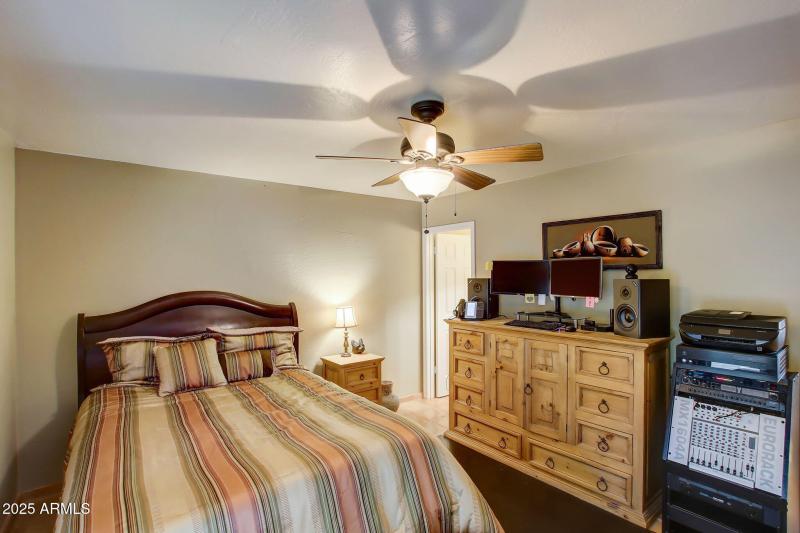 26-web-or-mls-E Forge Ave-026