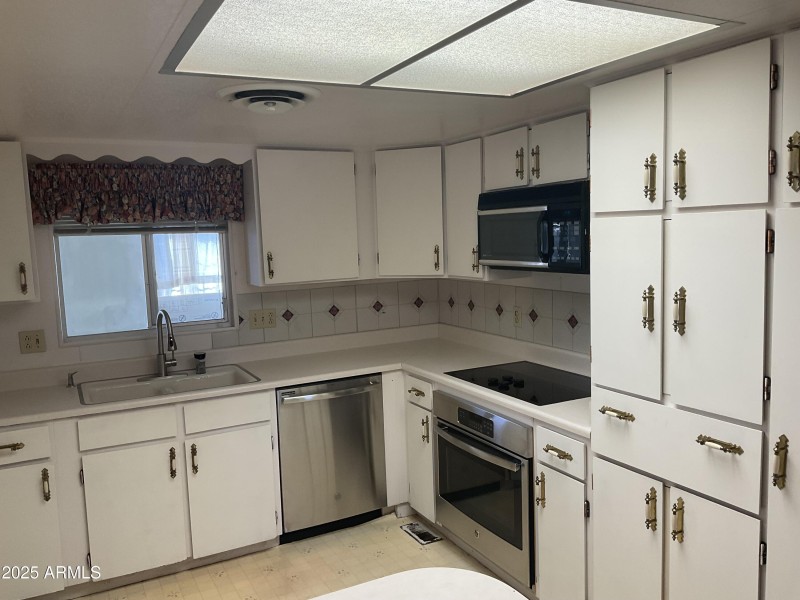 Kitchen w-stainless steel appliances