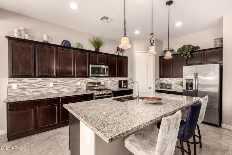 Lots of storage & large kitchen island