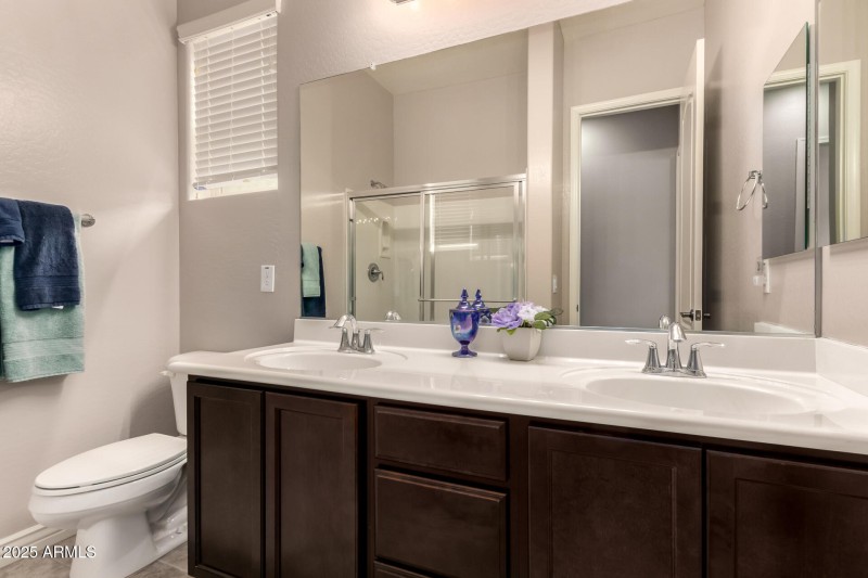 Guest bath w/ double sinks