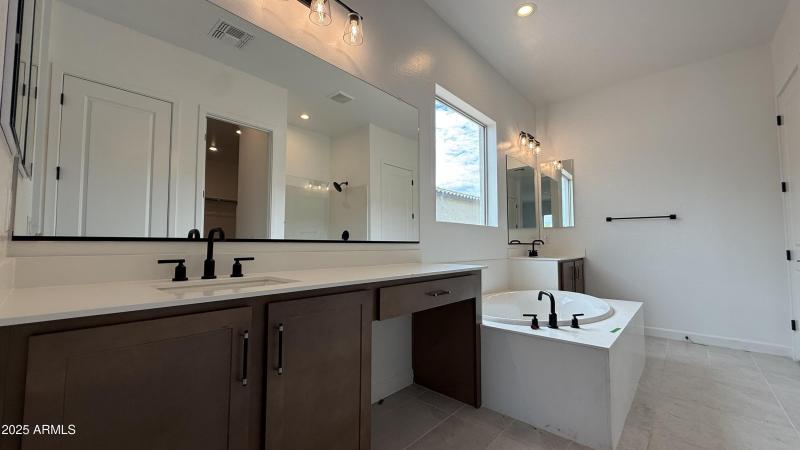 024 - Owner's Bathroom