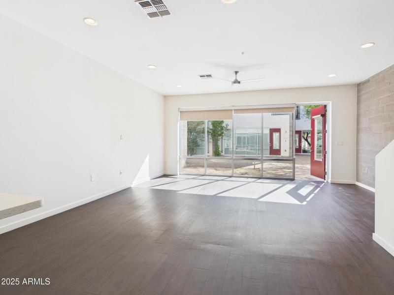 CAM02404G0-PR0141-STILL003