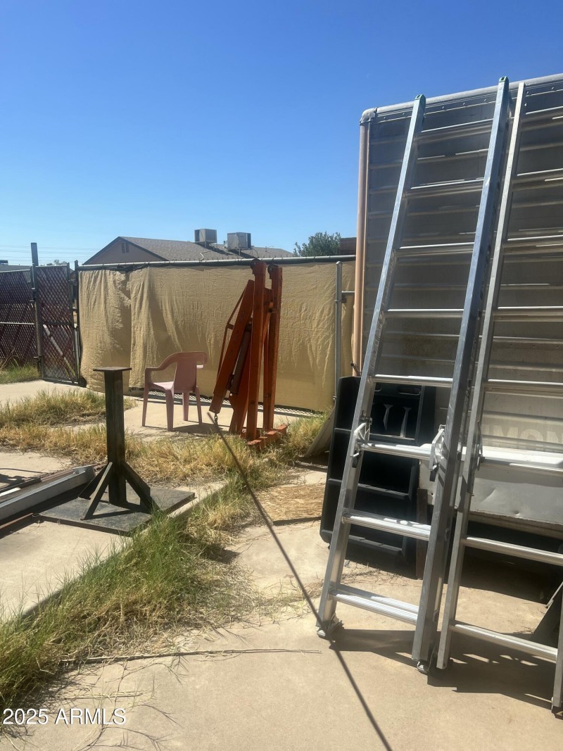 Side rolling gate to shop