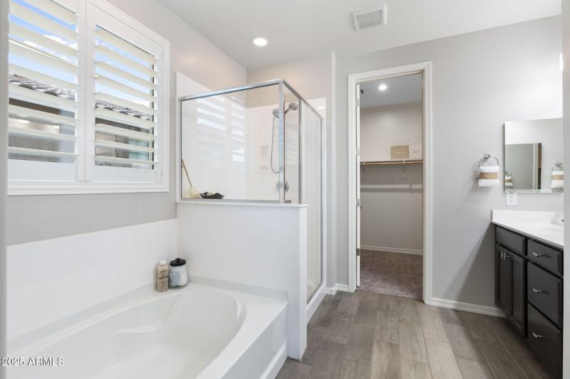 Full bath with walk in closet