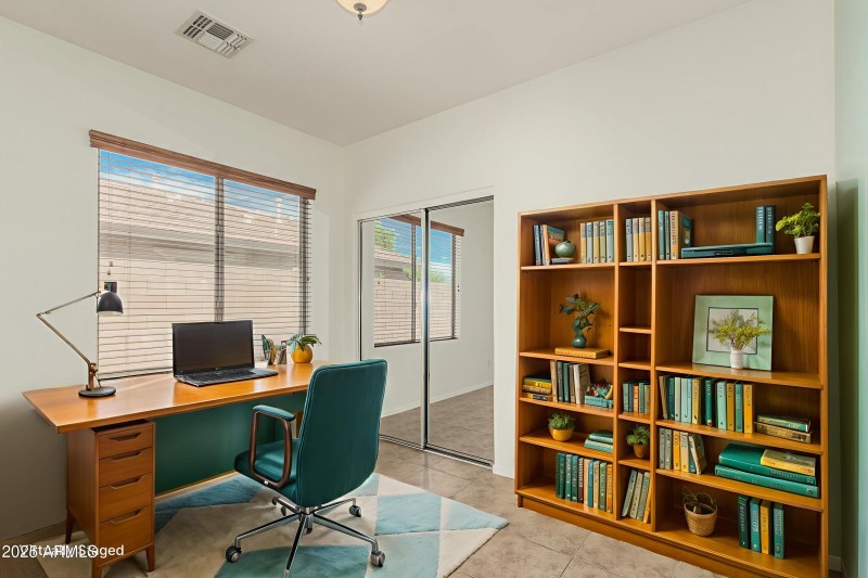 23-South-View-7048 - Home Office - Mid-C