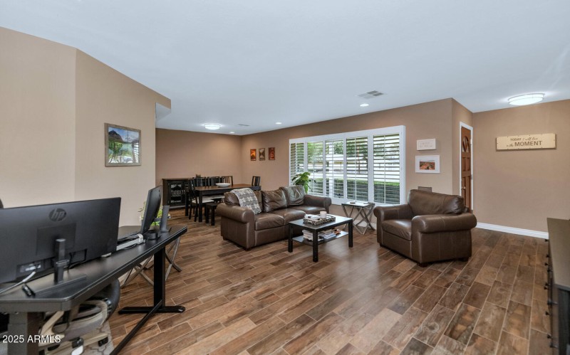 3009 N 43rd Pl-large-003-005-TOD7923-150