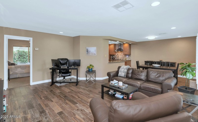 3009 N 43rd Pl-large-004-011-TOD7922-150