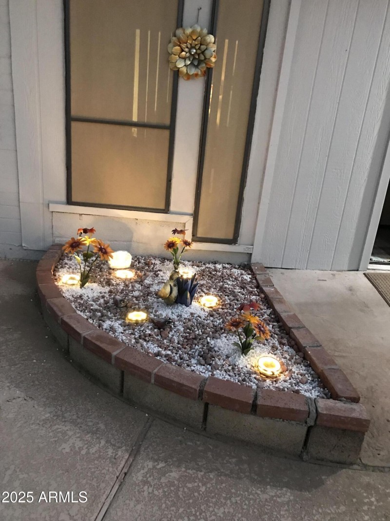 Small Metal Garden /w Solar Lights