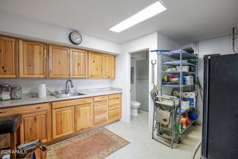 Main barn Vet room & bathroom
