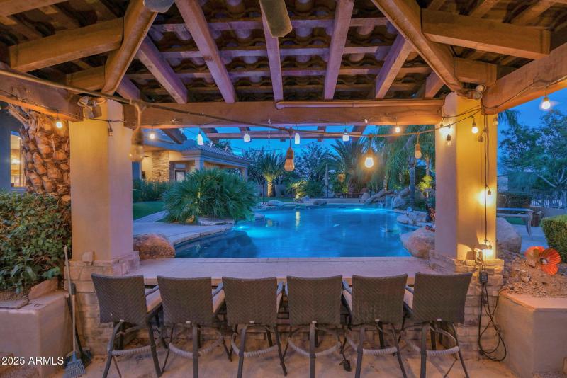 Large Swim-up Cantina