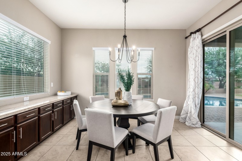 Pretty Breakfast Room