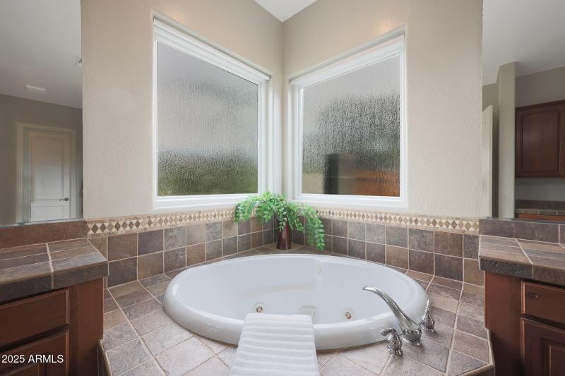 Soaking tub in owners sutie bath
