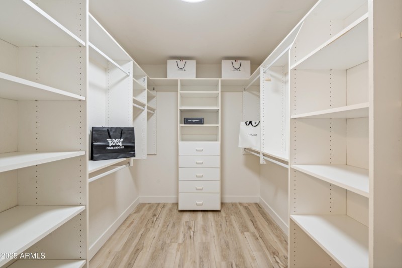 06-Walk-in Closet