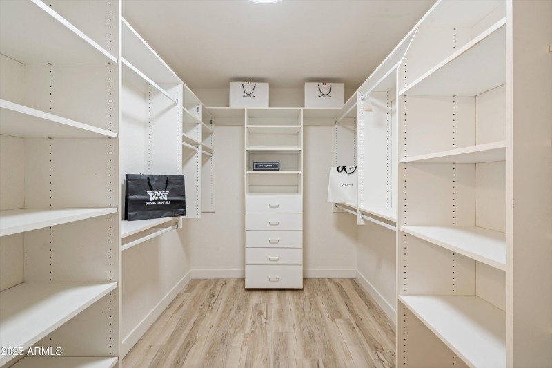 17-Walk-in Closet