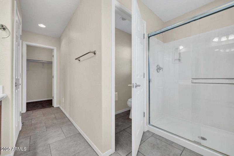 3639 W Thalia Ct - Walk-in Shower in Mai