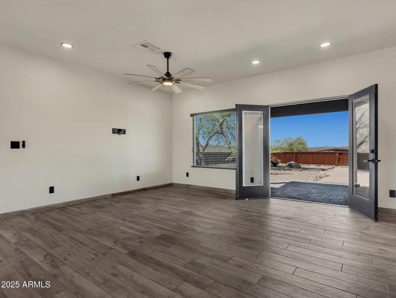 013_living room to courtyard