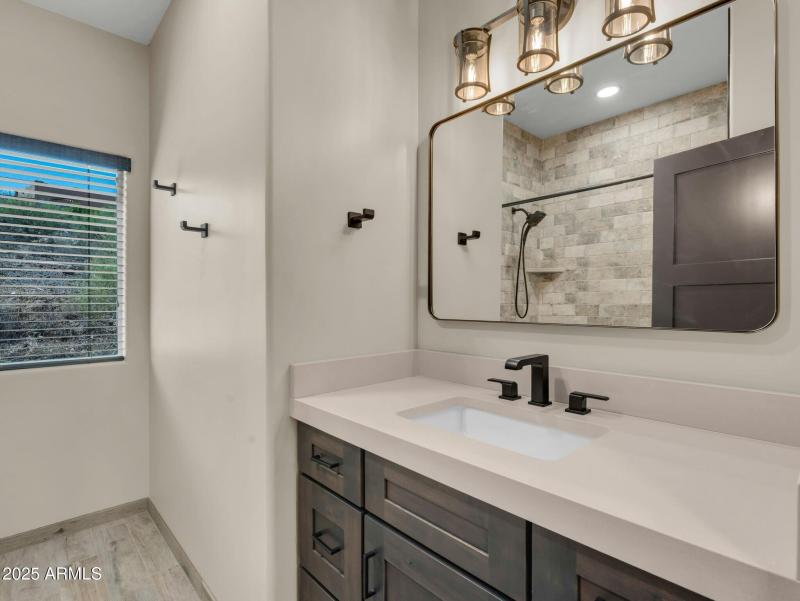 036_2nd full bathroom