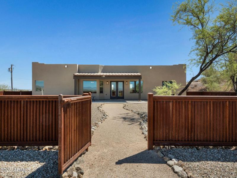 040_gated back courtyard