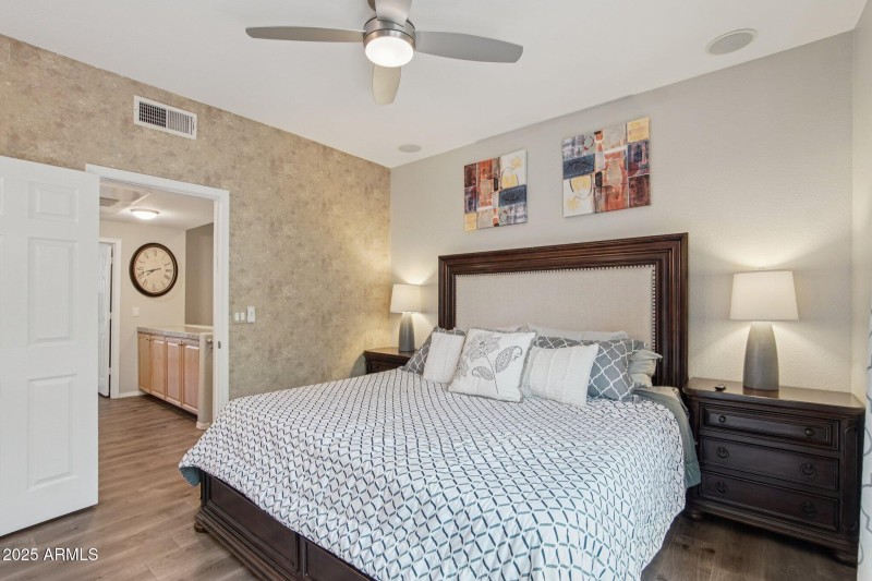 18-web-or-mls-N 76th St 1104-S1909-018