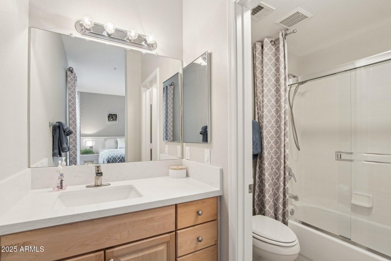 16-web-or-mls-N 76th St 1104-S1909-016