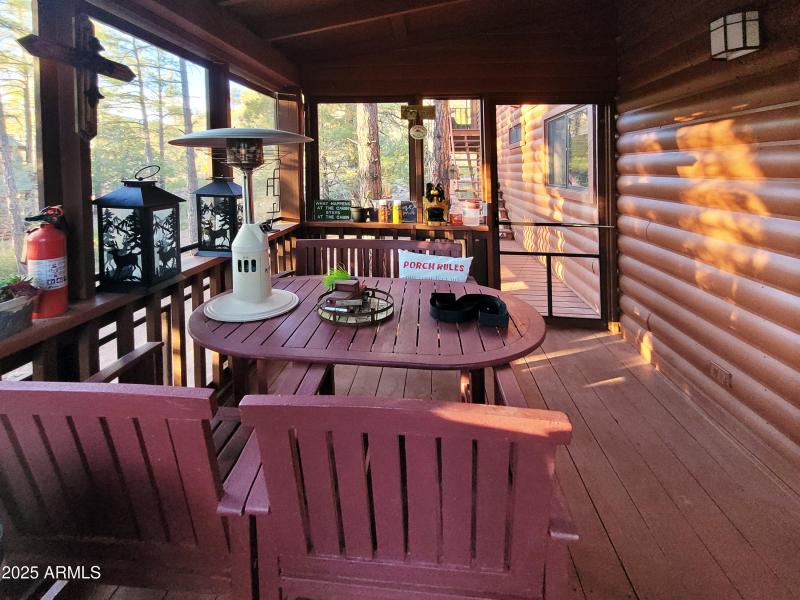 Breakfast Area - Screened Porch
