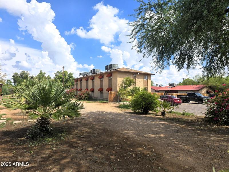 2118_W_Belmont_Building