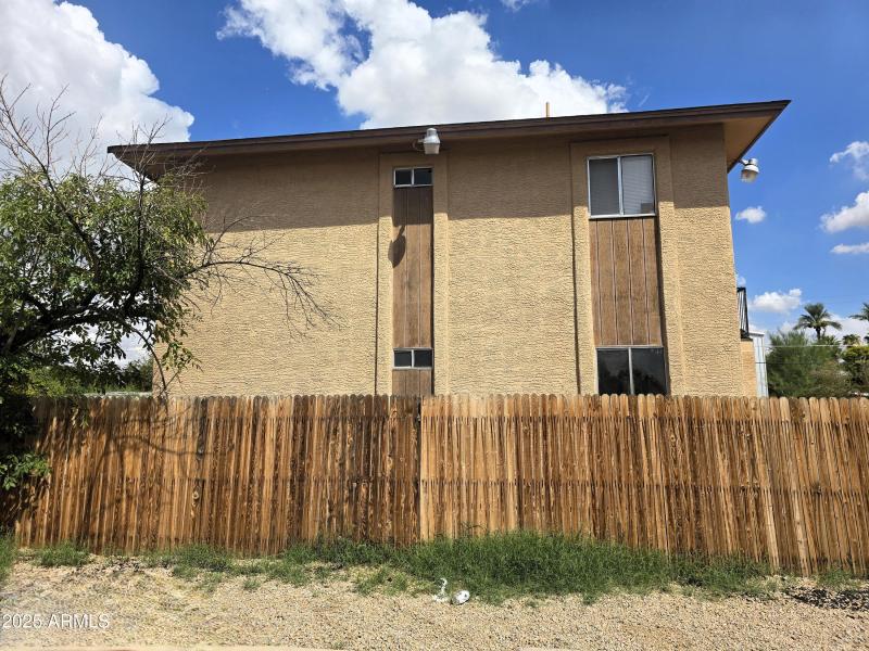 2118_W_Belmont_Building-Side_view