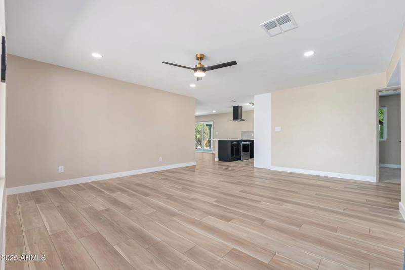 3121 W Hearn Rd - 06