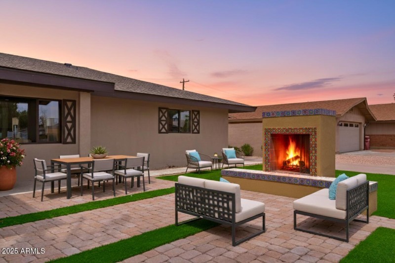 Front Fireplace View - Twlight