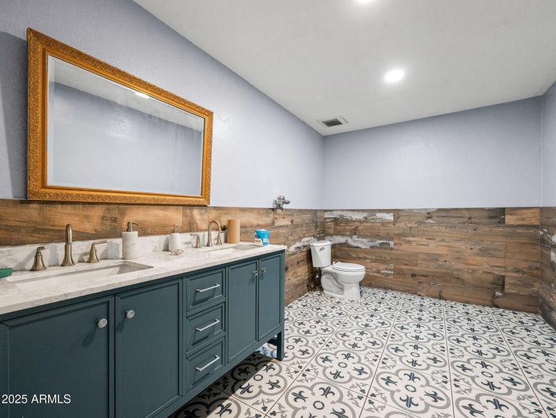 26-web-or-mls-4239 N 40th Ave-21