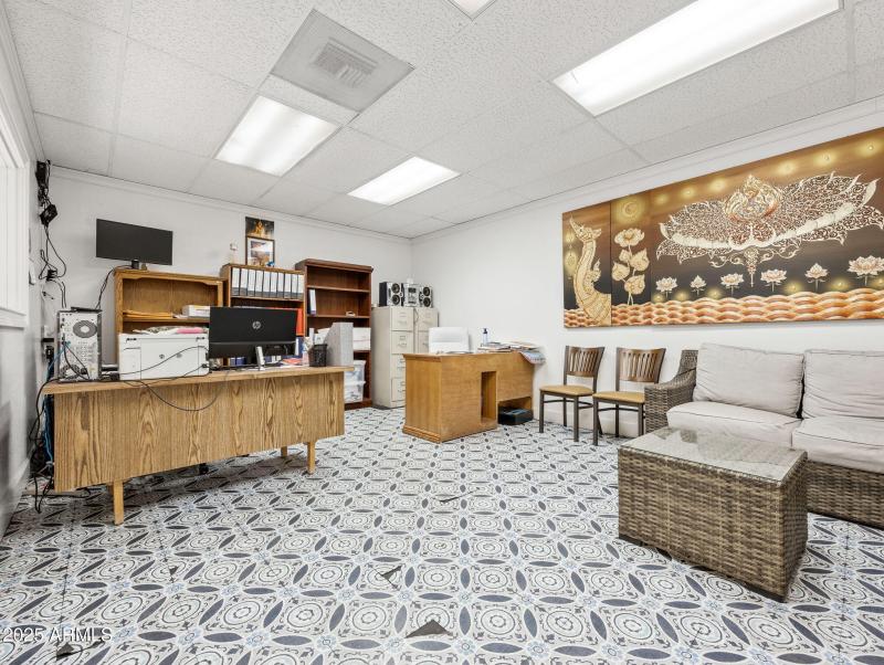 18-web-or-mls-4239 N 40th Ave-40