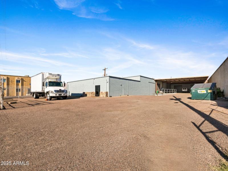 10-web-or-mls-4239 N 40th Ave-11