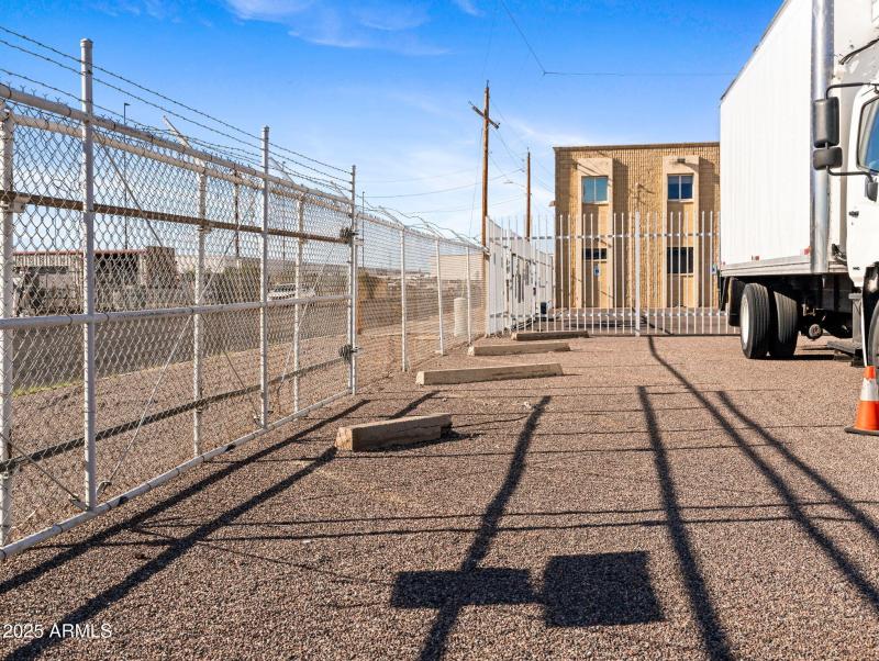 11-web-or-mls-4239 N 40th Ave-10