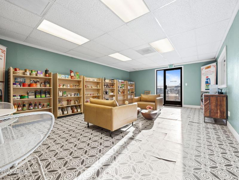 17-web-or-mls-4239 N 40th Ave-38