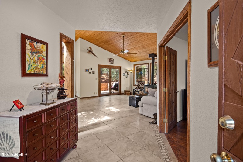 JL_747MountainShadows-interiors-CommonAr