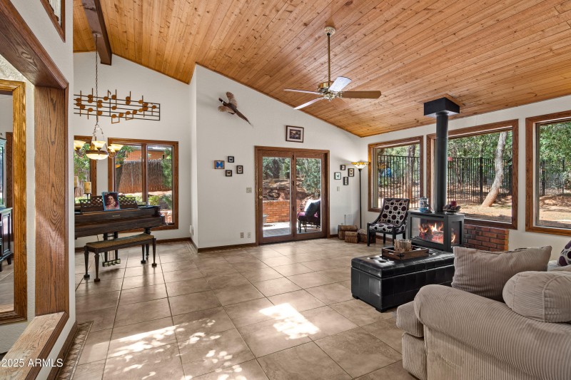 JL_747MountainShadows-interiors-CommonAr