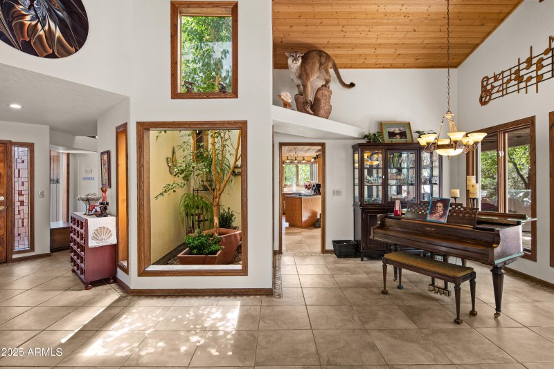 JL_747MountainShadows-interiors-CommonAr