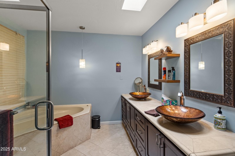 JL_747MountainShadows-interiors-PrimaryS