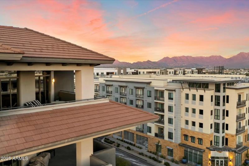 7th floor penthouse - 11' Ceilings!