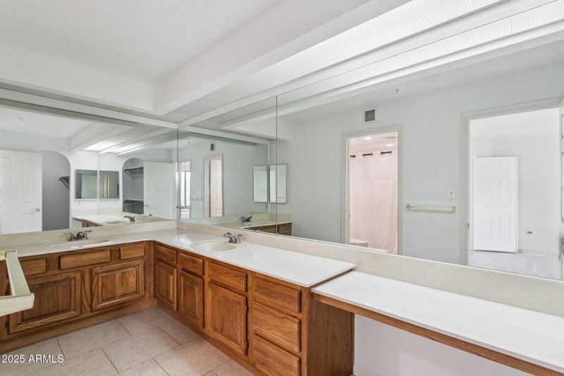 18-web-or-mls-4200-n-miller-rd-220