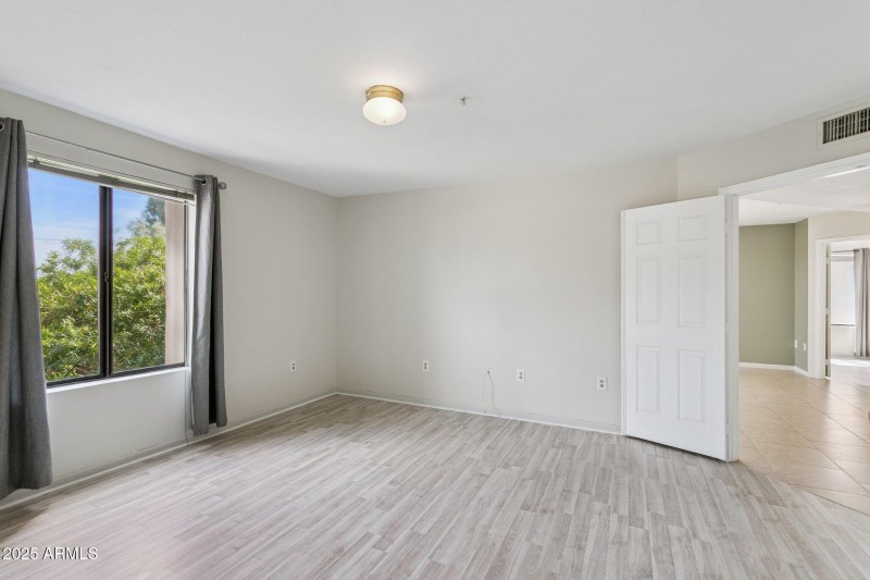 17-web-or-mls-4200-n-miller-rd-220