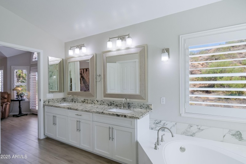 Spacious Primary En-Suite Bath