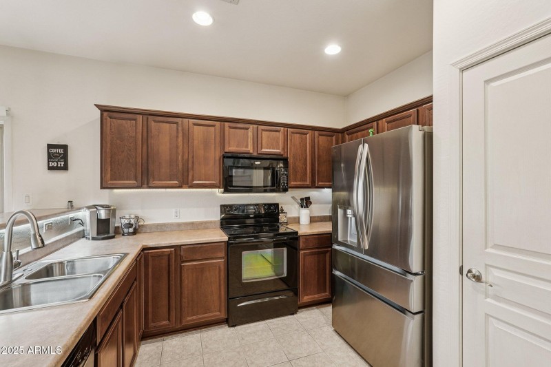 20-web-or-mls-W Surrey Ave-S2309-020