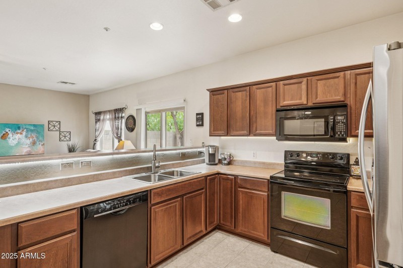 17-web-or-mls-W Surrey Ave-S2309-017