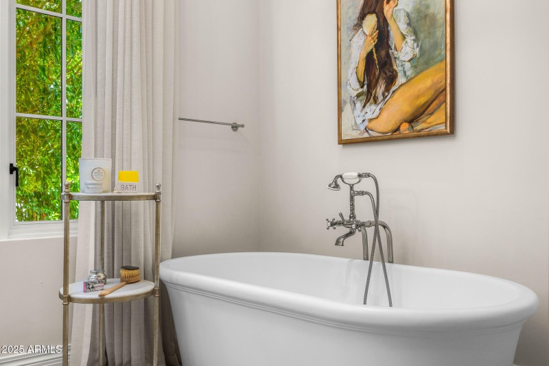 25primary bath_her soaking tub