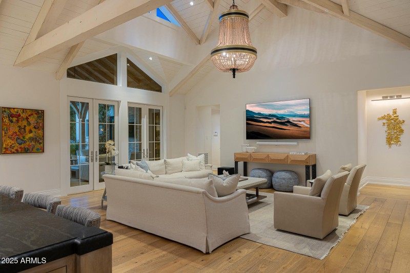 58family room_twilight