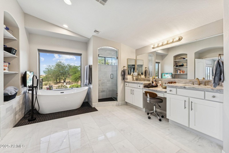 039-primary-bathroom